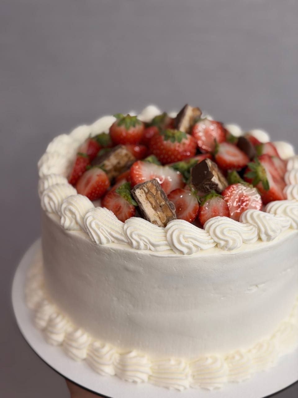 Торт со взбитыми сливками, клубникой и Сникерсом — Natali Cake, Екатеринбург и Каменск-Уральский