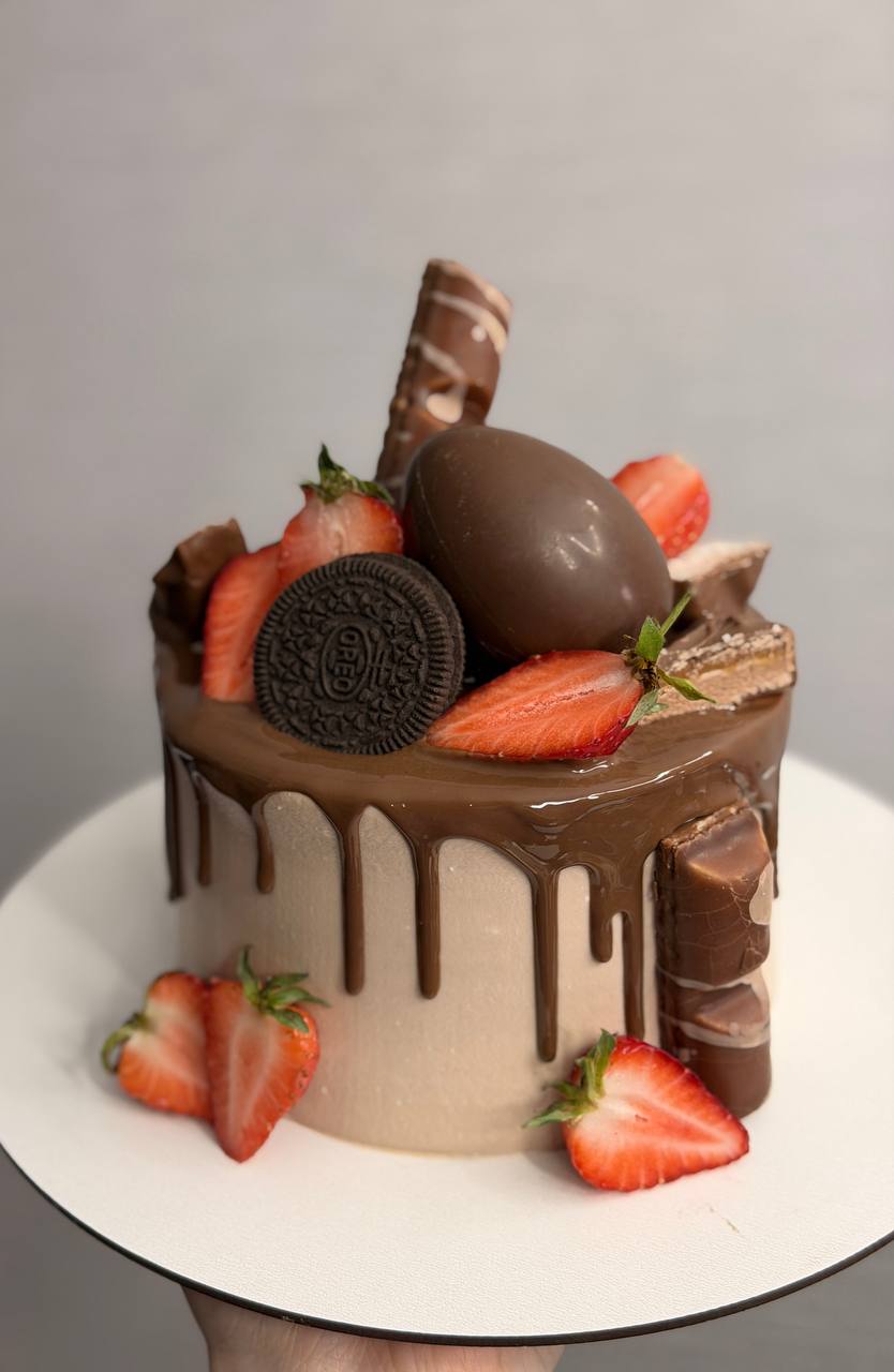 Шоколадный торт с Oreo, Kinder и свежей клубникой — Natali Cake, Екатеринбург и Каменск-Уральский