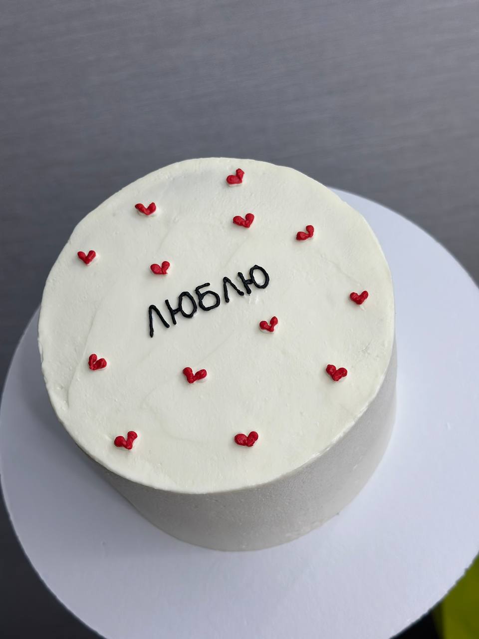 Бенто-торт с надписью «Люблю» и сердечками — Natali Cake, Екатеринбург и Каменск-Уральский